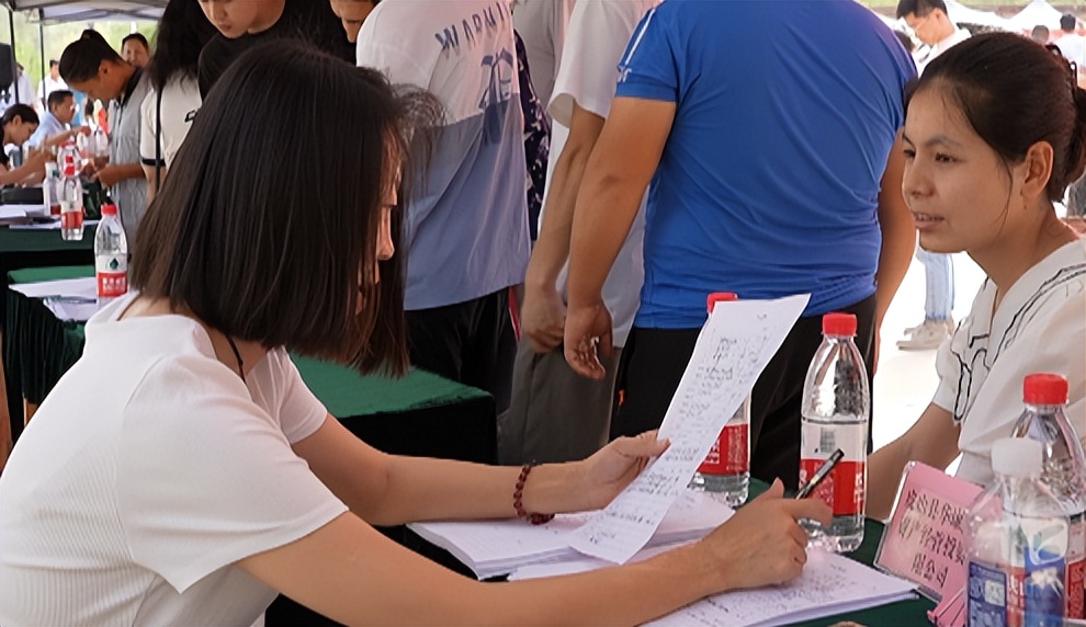 *疆新**和田：“就在和田·职等你来”专场招聘会举行