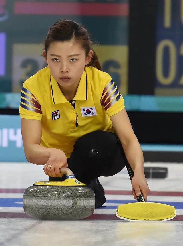 韩国冰壶金智善倒追中国男冰壶,韩国冰壶女队长金智善嫁中国小伙