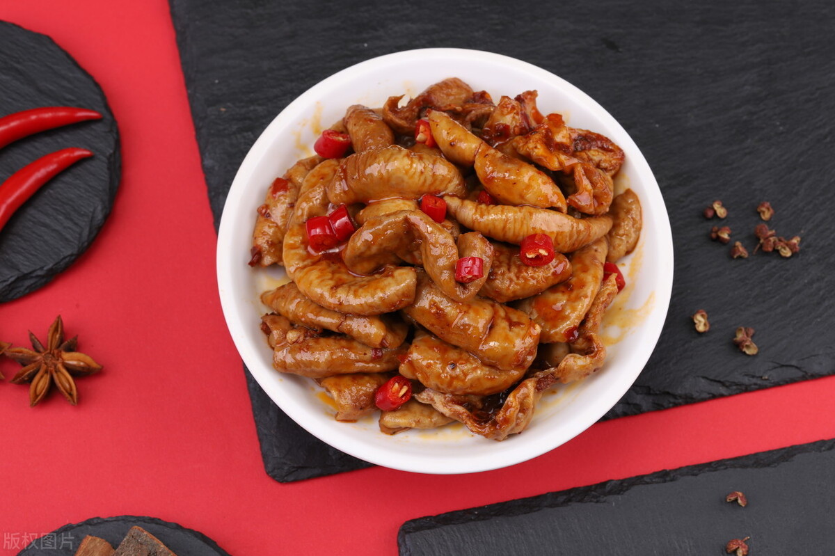 卤师傅卤水发酸怎么办,卤菜店师傅教你解决卤水发黑问题