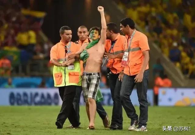 球迷冲进球场拥抱梅西被拘留,球迷冲进球场拥抱梅西拘留