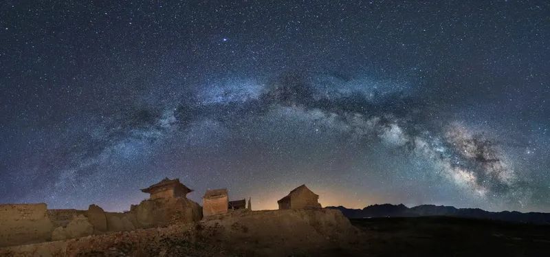 拍星星拍出来一连串亮点,拍点天空照