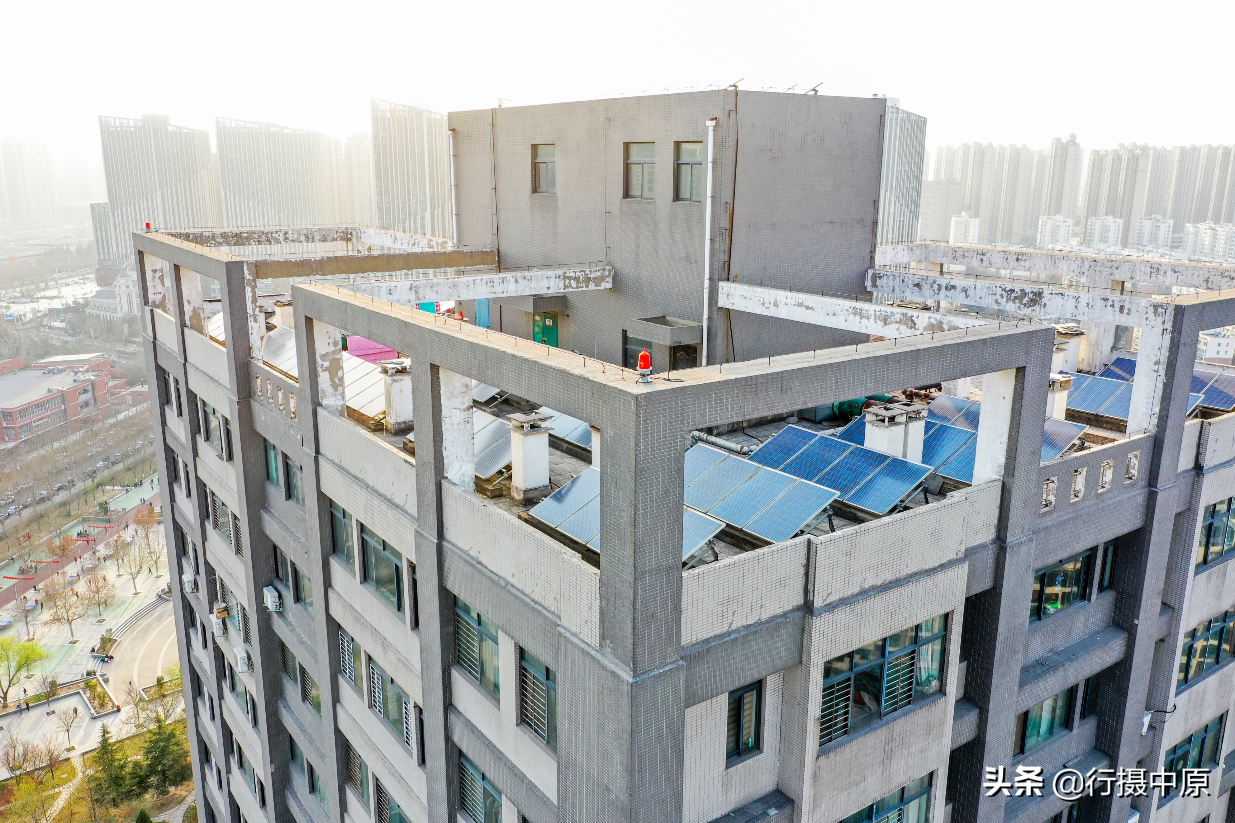 楼顶太阳能板发电,小区每户的太阳能板能独立发电吗