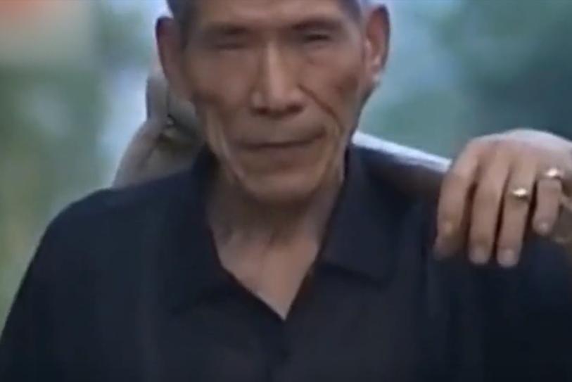 贫穷农民一夜间暴富，手戴多枚金戒指干农活，专家调查后直接狂笑