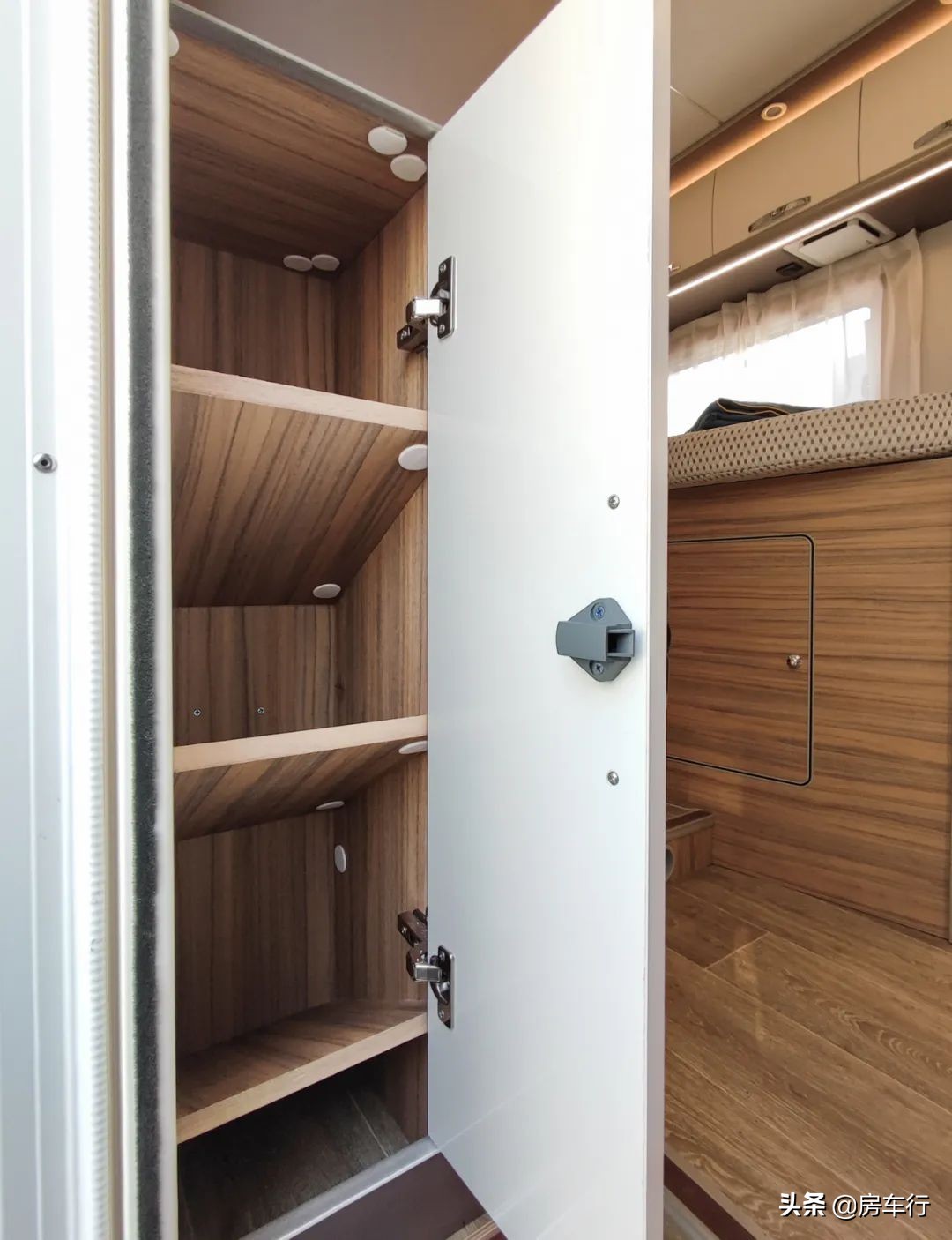 隔断式厨房，15度电+1700W太阳能，新星五十铃700P旅行官纵床版