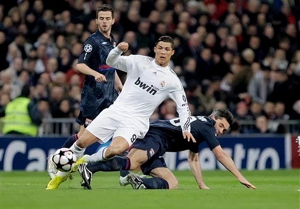 回顾c罗的足球之路,37岁的足球巨星c罗成功的背后