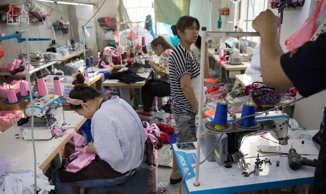 天地间丨情趣内衣小镇的女农民工每天往返于工厂和田间地头