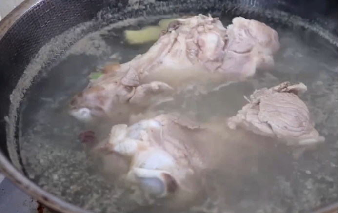 熬骨头汤时不要加生水,熬骨头汤的时候怎么才能不生泡沫