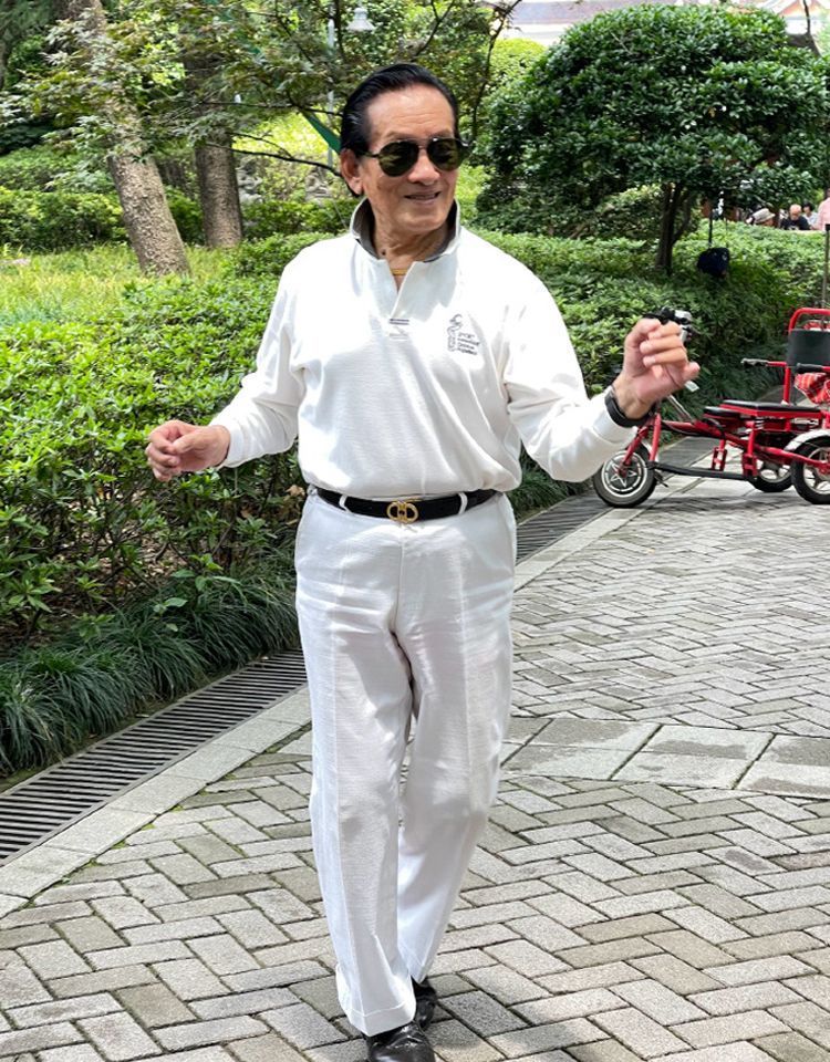 年轻人穿西裤配皮带,70岁以上男人穿皮带