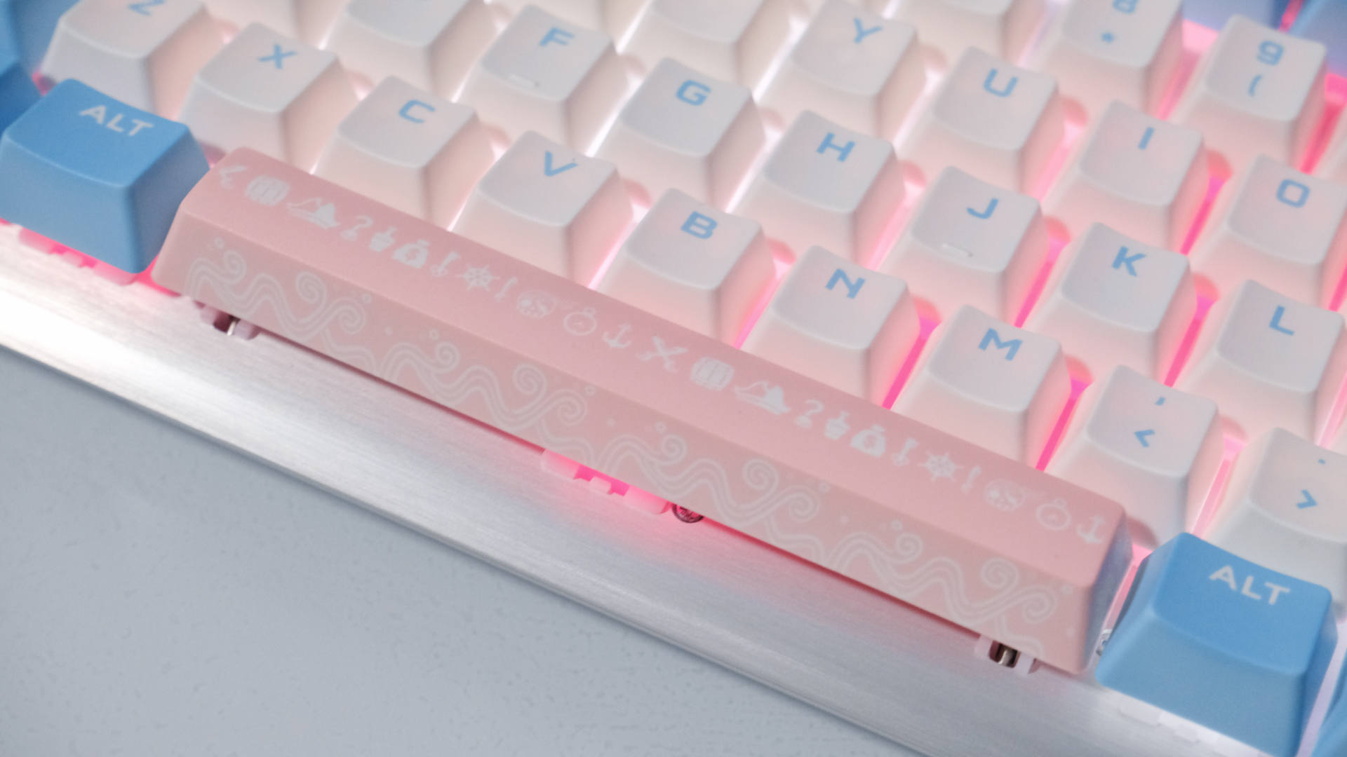 CHERRYMV轴用起来是什么样的体验？美商海盗船微甜之空RGB键盘