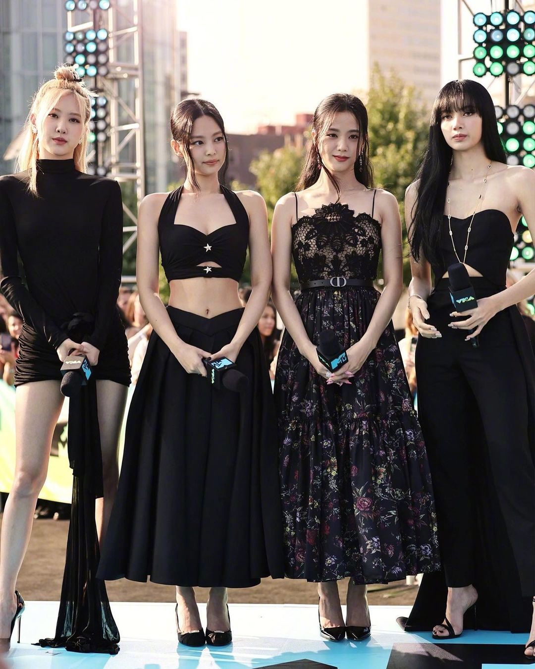 blackpink红毯造型lisa,blackpinklisa穿破洞裤