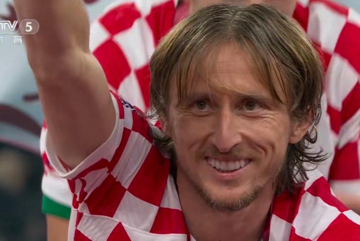 莫德里奇完成世界杯最后一舞!赛后开心领奖,国际足联主席点赞