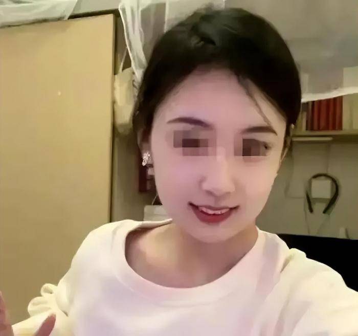 男生吃饭讨论猫屎遭女生泼饭,男孩吃饭说猫拉屎很臭