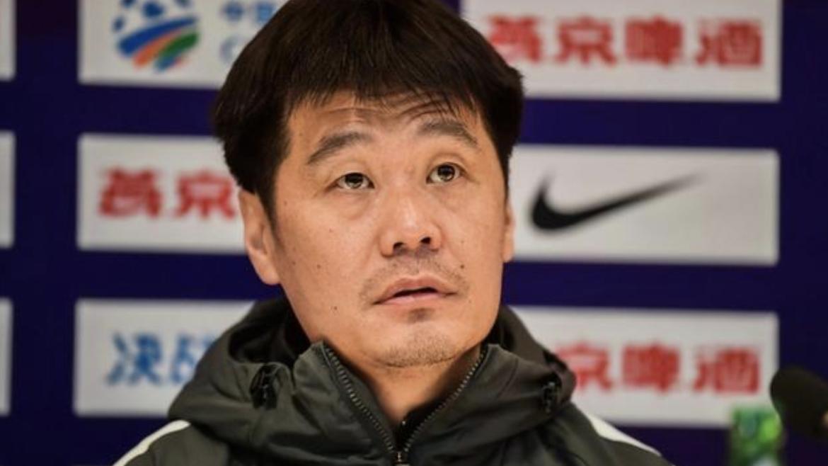 失望！场上散步+眼神防守，国足输球后，还不忘选购奢侈品