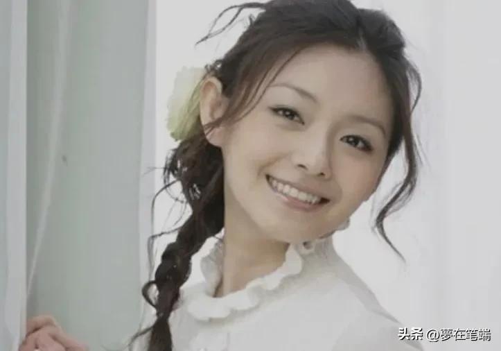 如今很多人吐槽大S穿阿依莲的衣服很土,其实那时的大S很甜美淑女