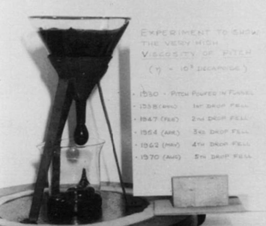 进行了100多年的沥青滴漏实验,沥青滴漏实验滴落瞬间