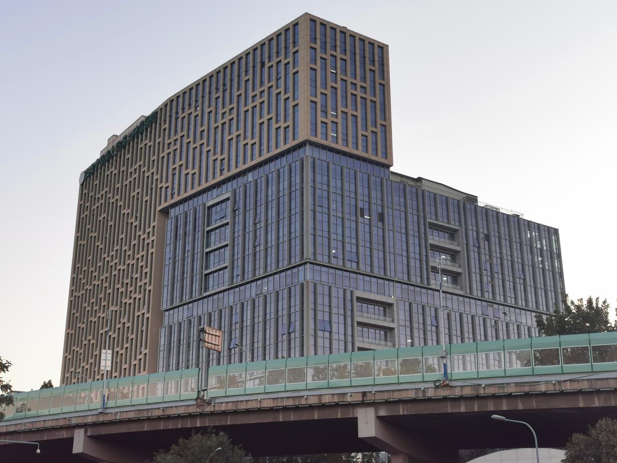 济南市中心医院里的老建筑,济南新建的中医医院