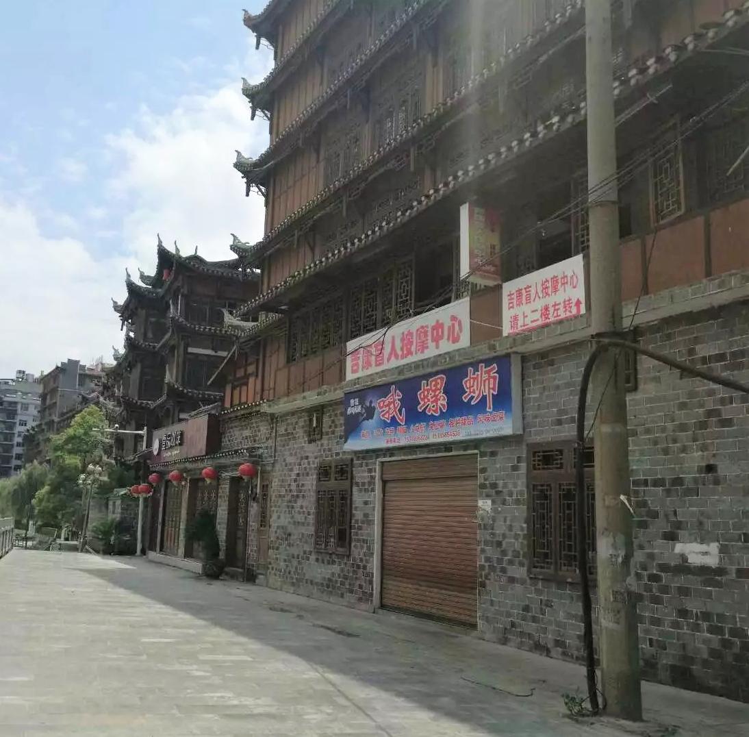 黔中小城石阡，抬头见山，低头见水，美丽；泡在温泉里，舒坦。