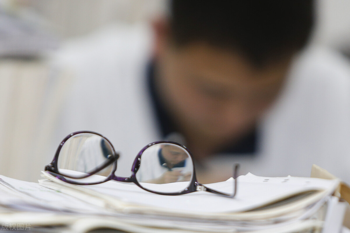 人要经历跌到谷底才能达到高峰,从人生巅峰跌到谷底