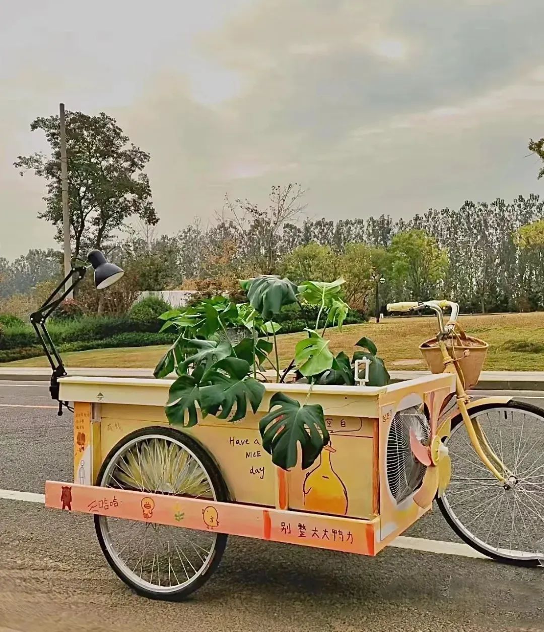 90后夫妻摆摊月入9000央视报道,95后夫妻摆摊卖土豆一日营业额9000