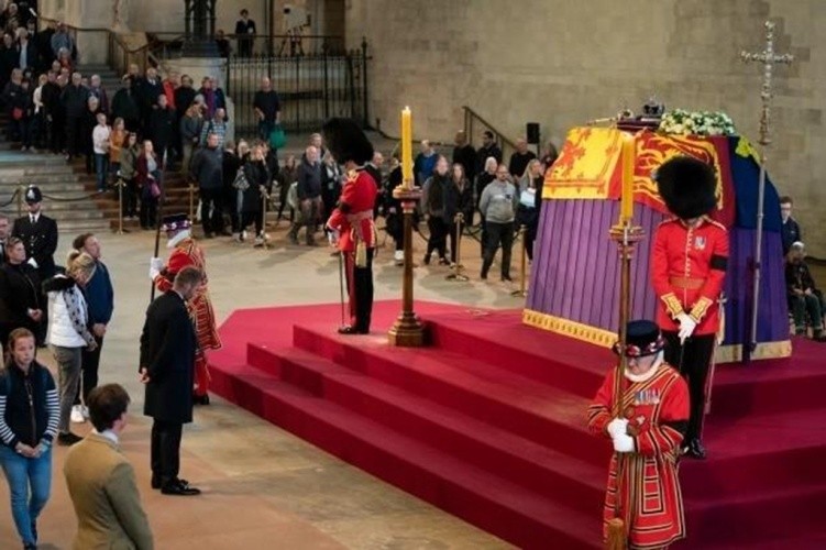 贝克汉姆排长队吊唁英国女王,贝克汉姆排队12小时送别女王