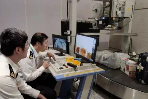 境外回国下飞机查得严吗 (华人回国一下飞机行李就被上锁)
