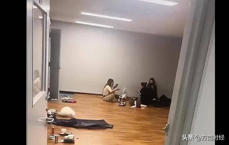 官方：入境中国人挂黄牌、睡地板，民众：中国人来抢感冒药了