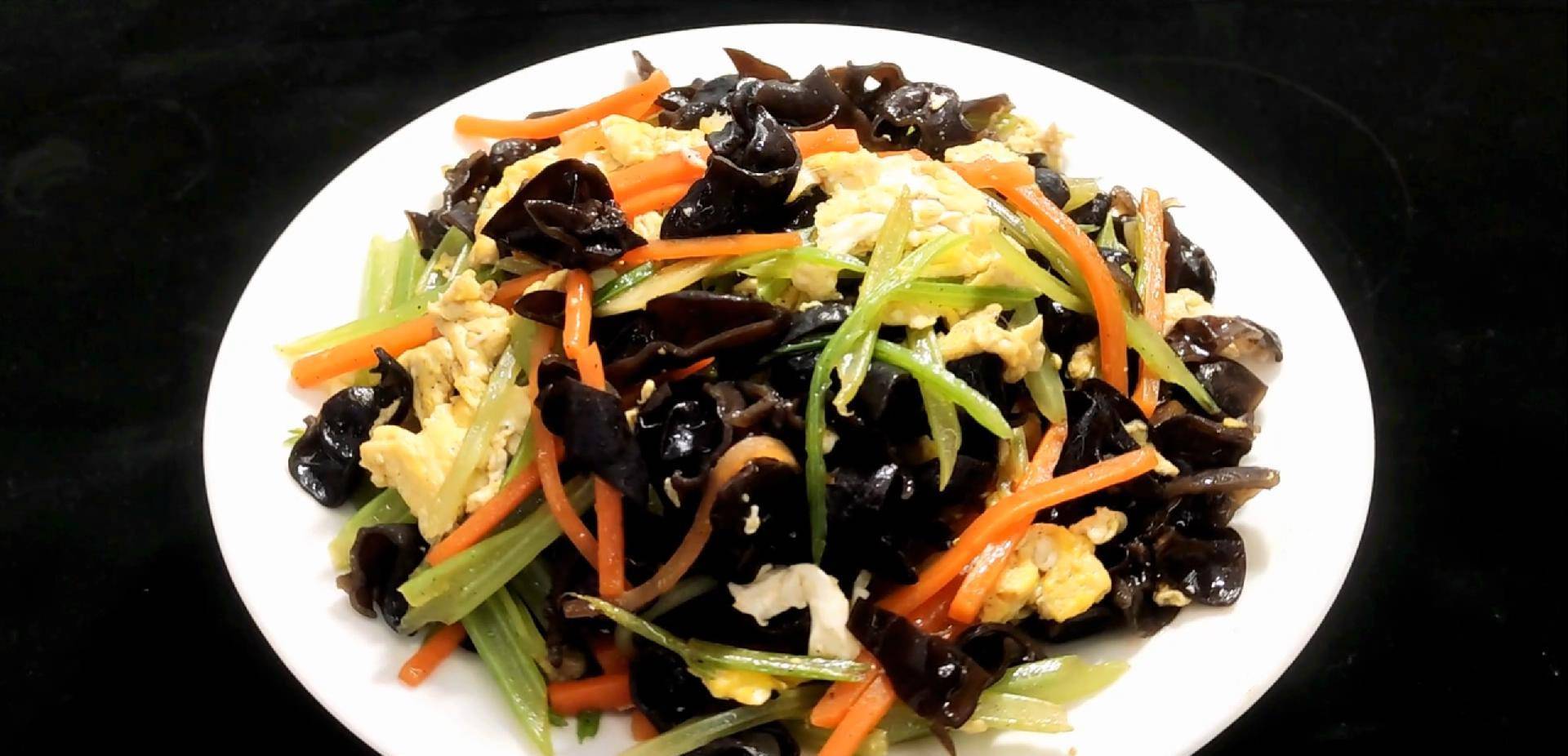 80岁老人吃芹菜有什么功效养身,土豆和芹菜的功效与作用