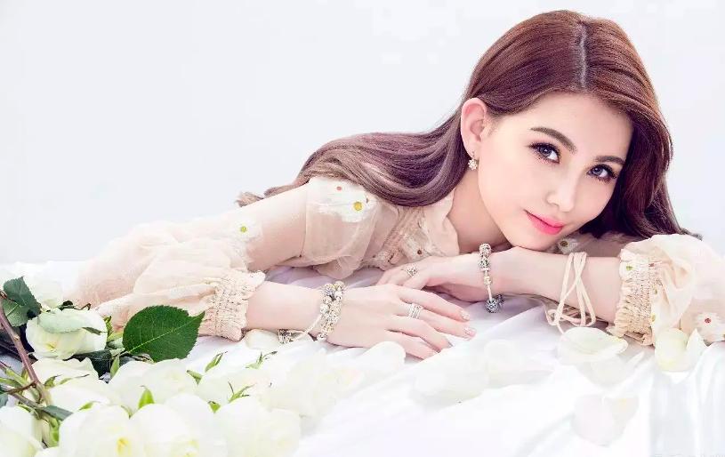 昆凌靠周杰伦成为明星,中专毕业的昆凌为何被周杰伦独宠