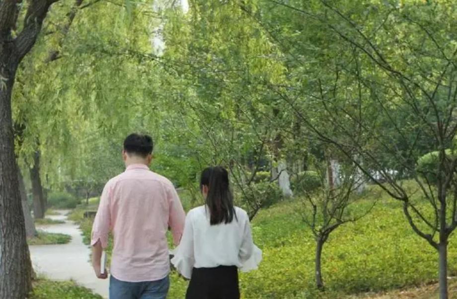 母亲冒生命危险把子宫移植给女儿,43岁妈妈将子宫移植给22岁女儿