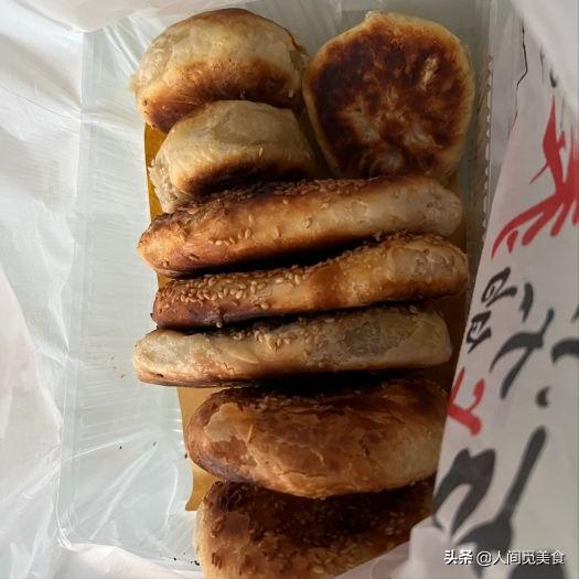 80后小夫妻摆摊卖饼,月入一万元勤劳夫妻摆摊卖饼