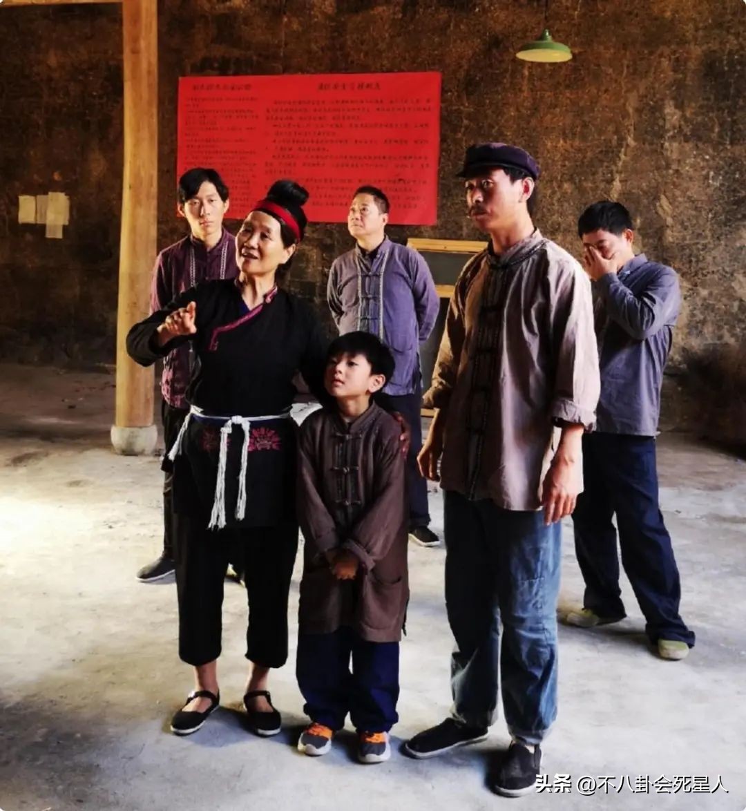 老戏骨云集，央视黄金档播出，《那山那海》打出了一把王炸