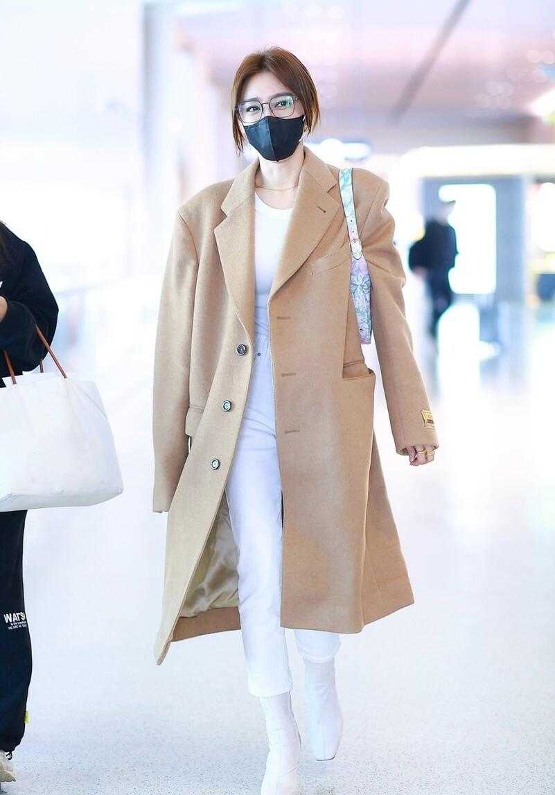 秦岚驼色大衣白色围巾,花儿与少年秦岚同款驼色大衣