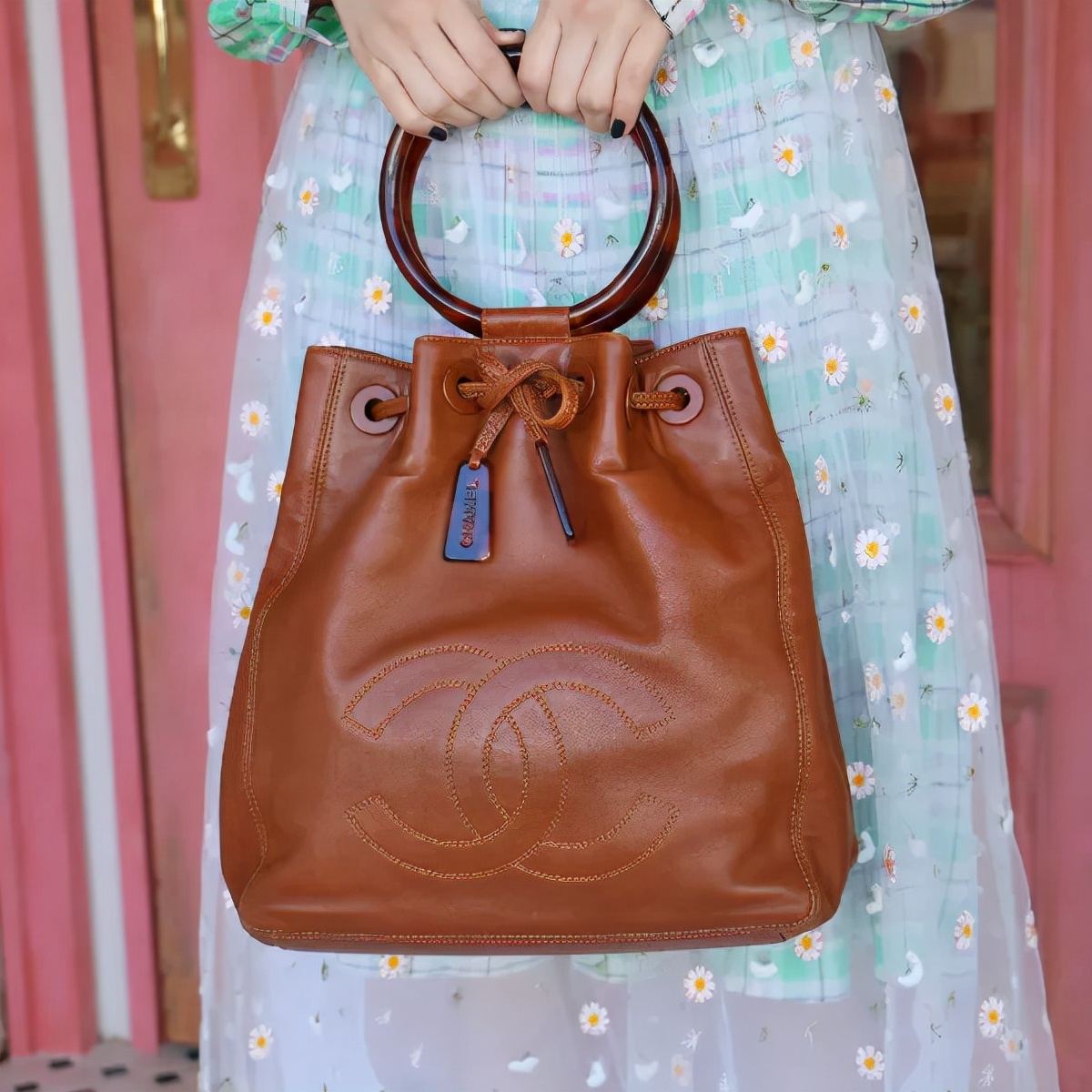 看完了Chanel富贵儿玳瑁，我默默放下了手中的皮质金链...