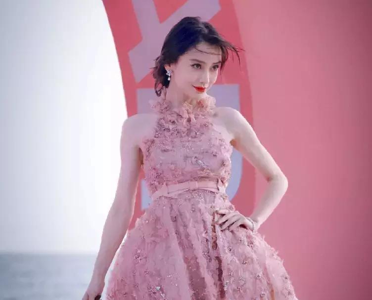 垫屁垫，烤瓷牙，戴美瞳：这些女明星的修修补补，看得人眼花缭乱