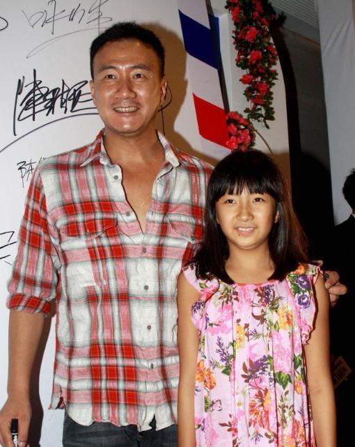 父女“嘴对嘴亲吻”不害臊，以爱的名义满足私欲的行为，该停止了