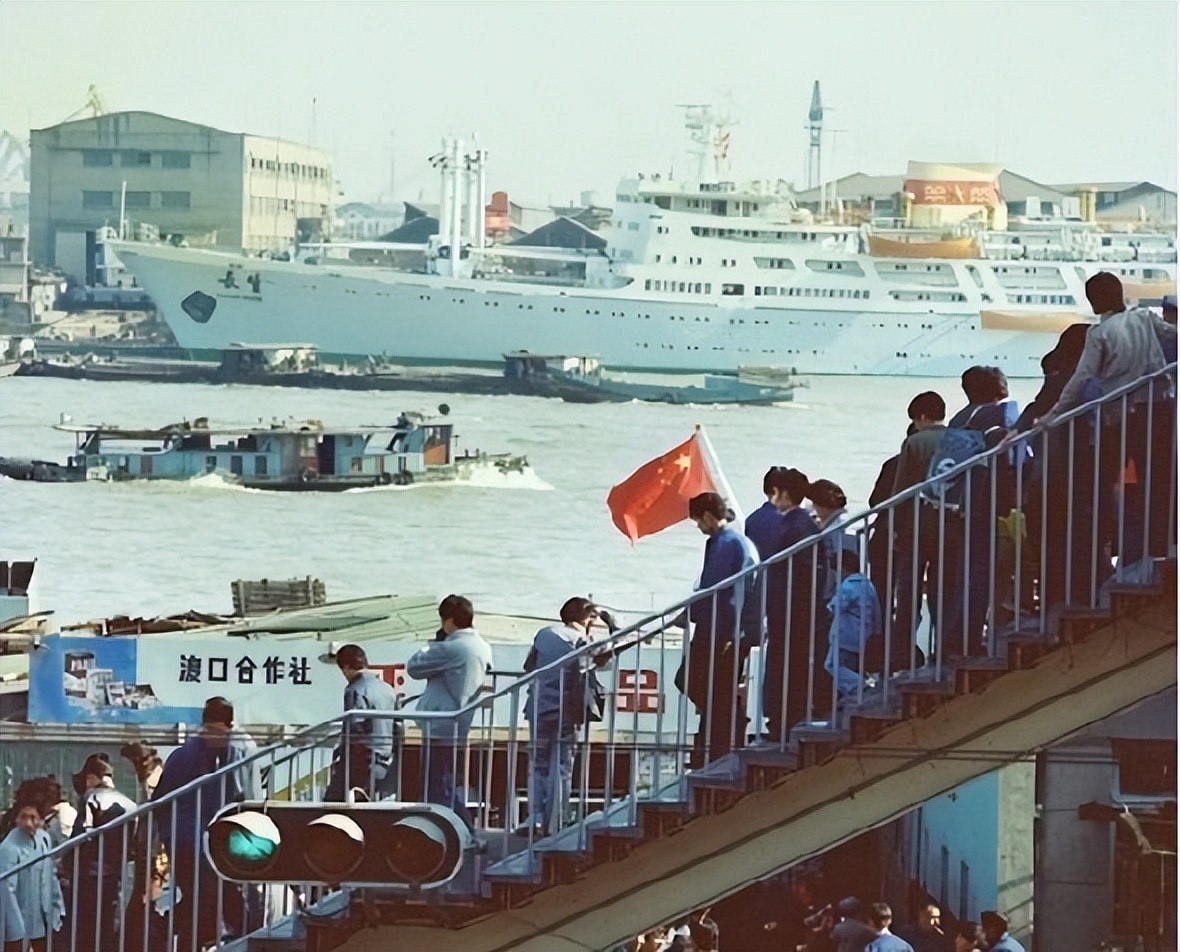 八十年代的上海老照片,踩在东海沿岸闪耀着无与伦比的繁荣骄傲