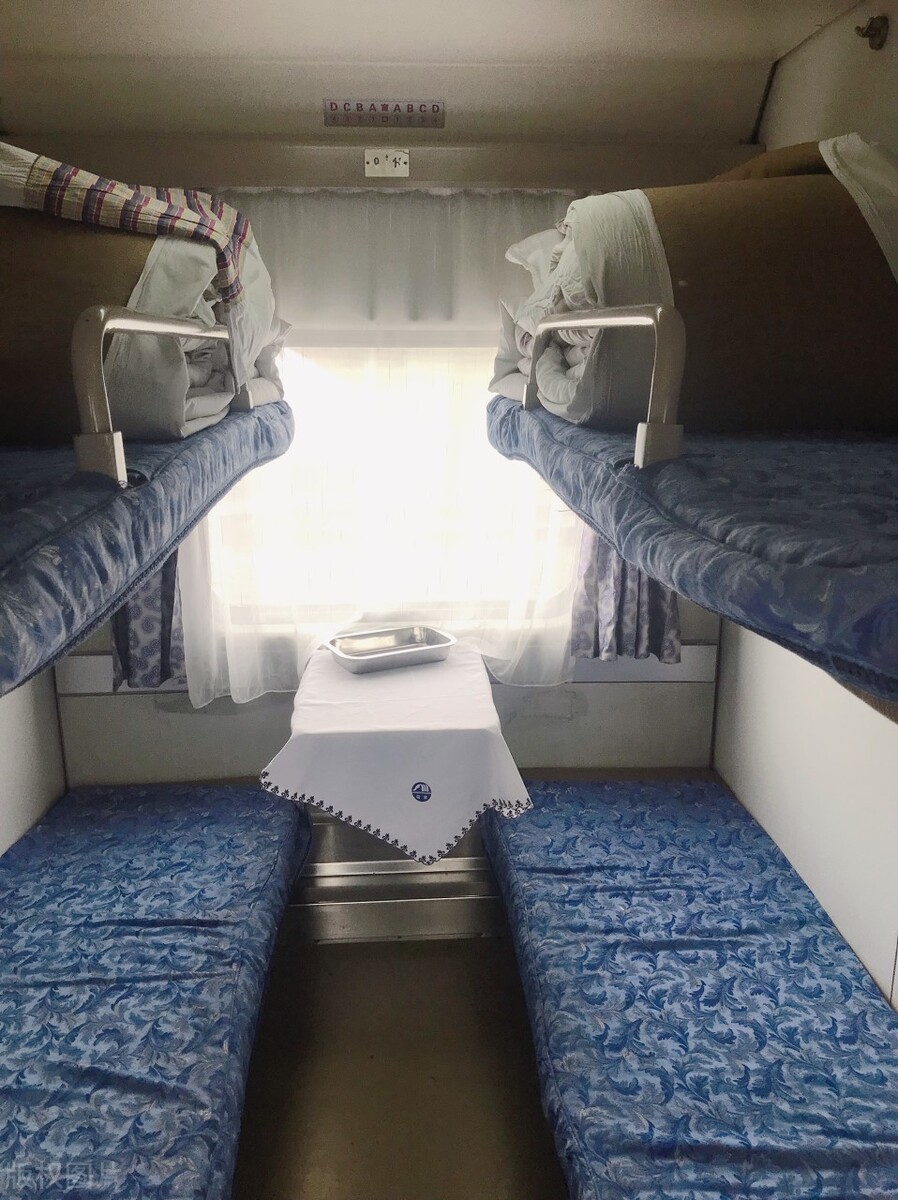 女子深夜与三名男性同住，引网友热议：能否按性别分配车厢？