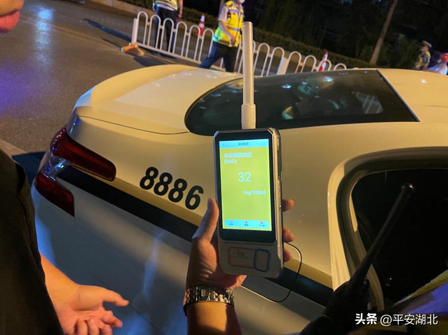 湖北公安【百日行动】|警灯与月光交织武汉洪山警方夏夜护航“大学之城”