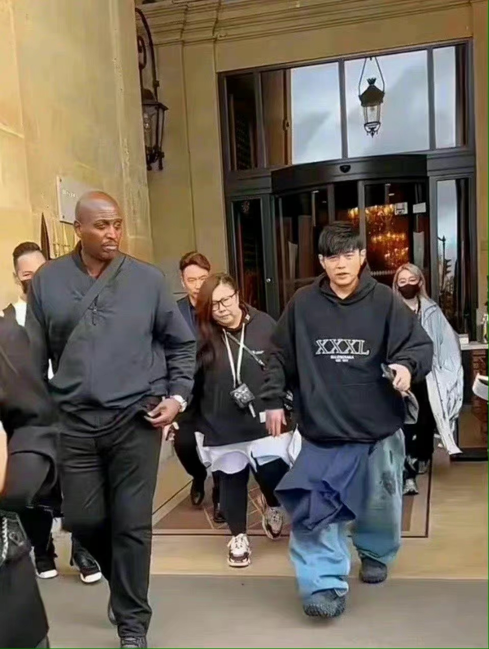 周杰伦时装秀状态,周杰伦巴黎时装周看秀造型