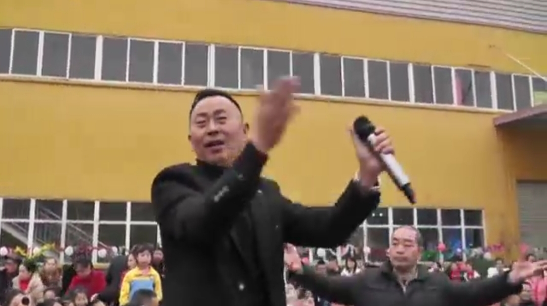 抖音网红黄老头唱歌走红，后又进军娱乐圈，黄老头火出国际？