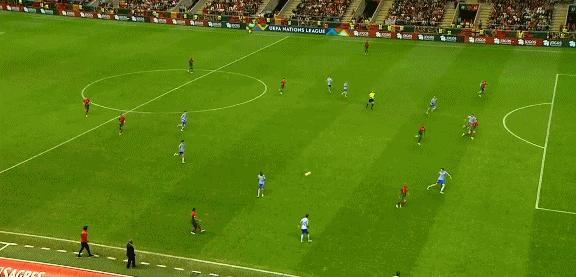 又来搞笑！C罗门前3米空位调整3秒，卯足力气一脚踢空，帅气逼人