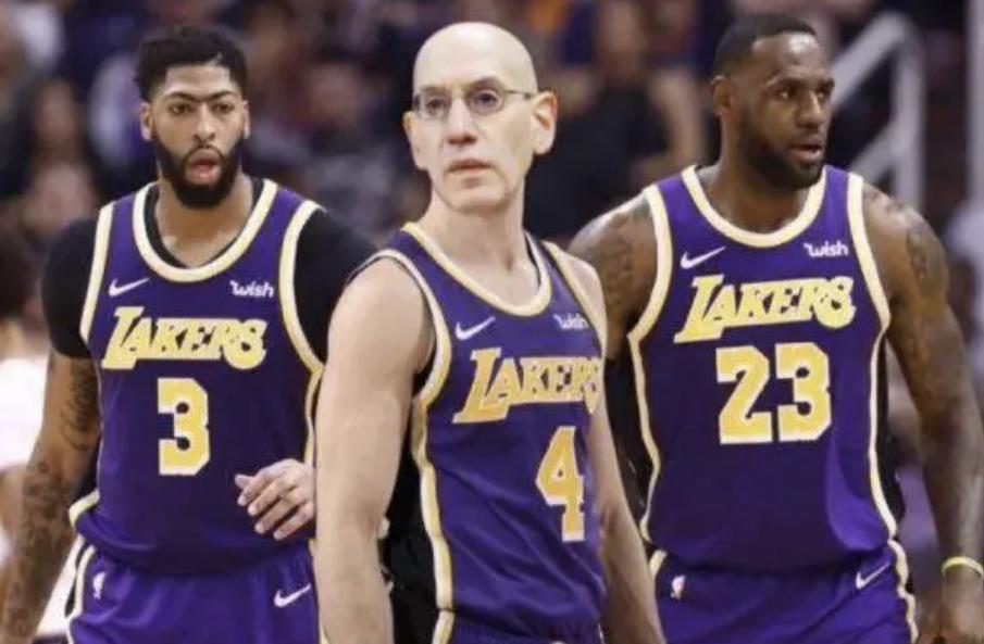 教科书级控场！里夫斯获得乔丹法则，裁判也摊牌了，宇宙勇来也输