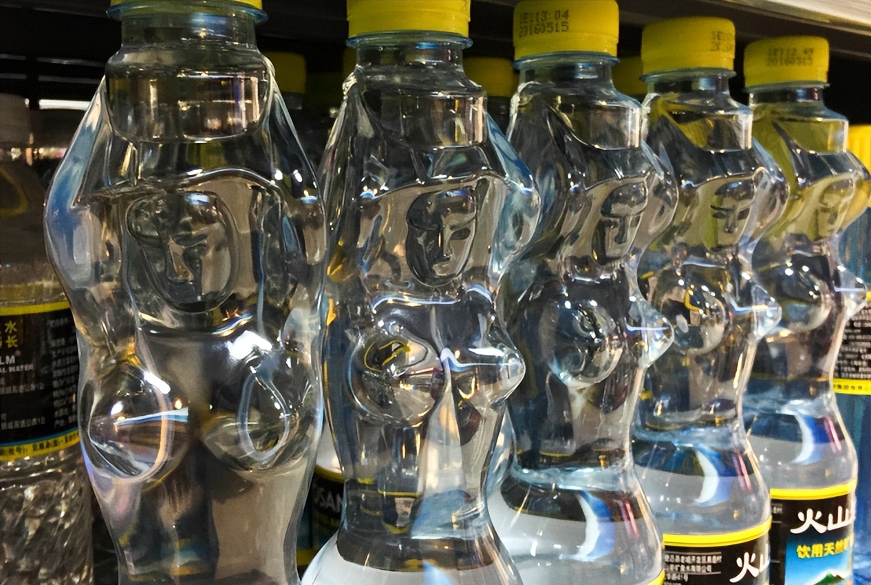 椰树牌椰汁“黑红”的背后,椰树牌椰汁倒出来什么颜色