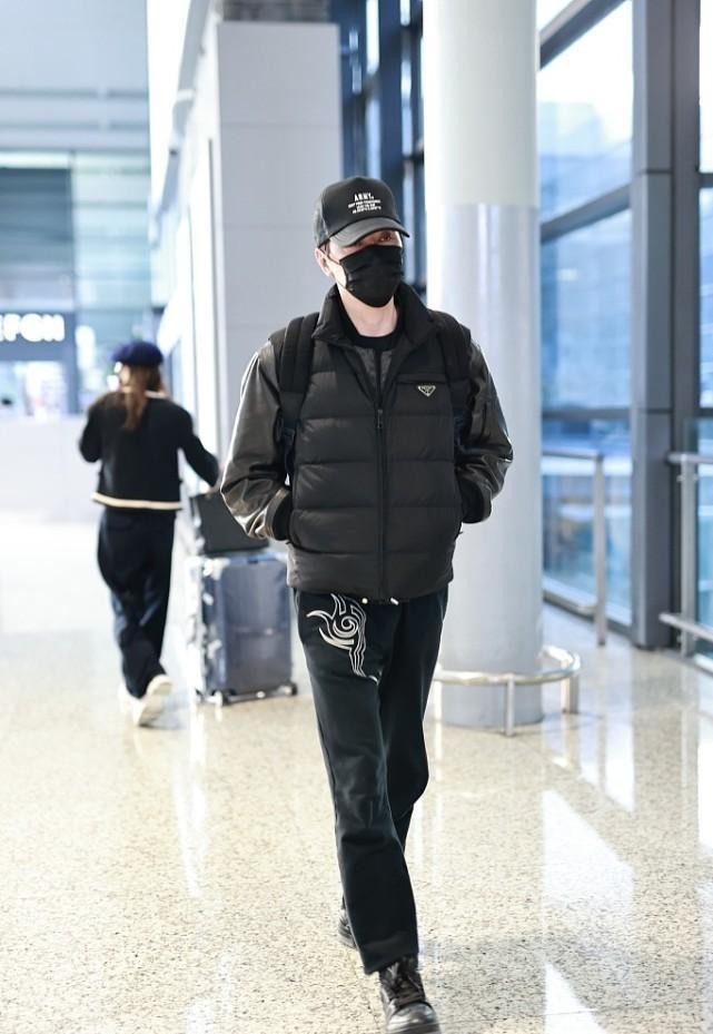 冯绍峰黑色外套搭配蓝色牛仔裤,冯绍峰休闲装穿搭