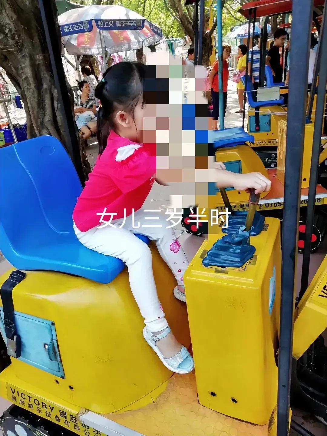 耳朵旁为什么长了小肉球,右耳旁有个凸起的东西