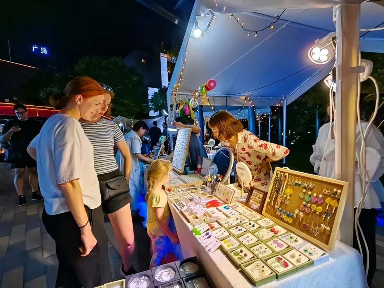 90后放弃过万月薪辞职摆摊,辞职摆摊真的赚钱吗