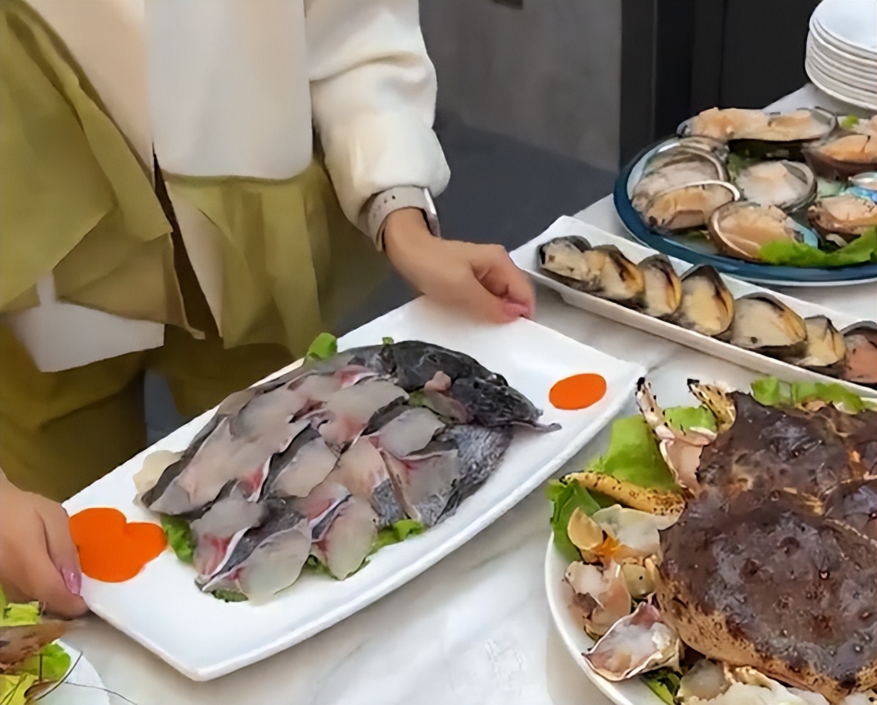 拿海鲜喂鸡、20秒36万进账，网红这一职业，真就“钱”途无量？