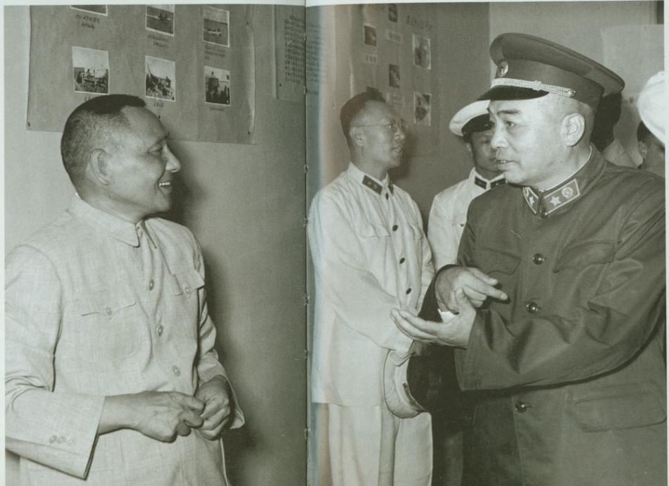 卑鄙龌龊老照片：*楼青**女子妖娆多姿，妇女露胸喂奶被孩子撕扯衣服