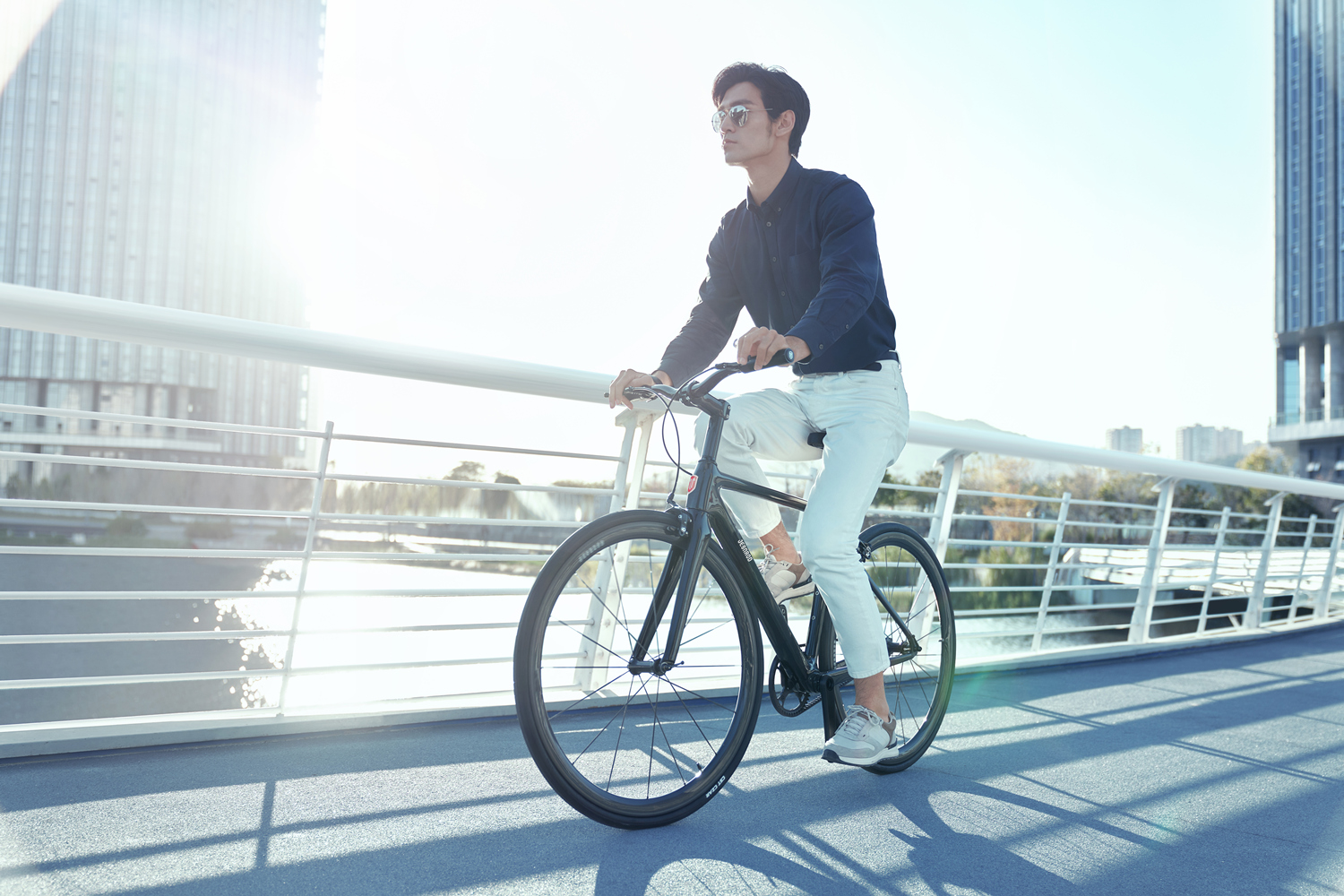 车轮划过优雅轨迹，集鹿都市轻骑自行车，引领畅享高品质生活
