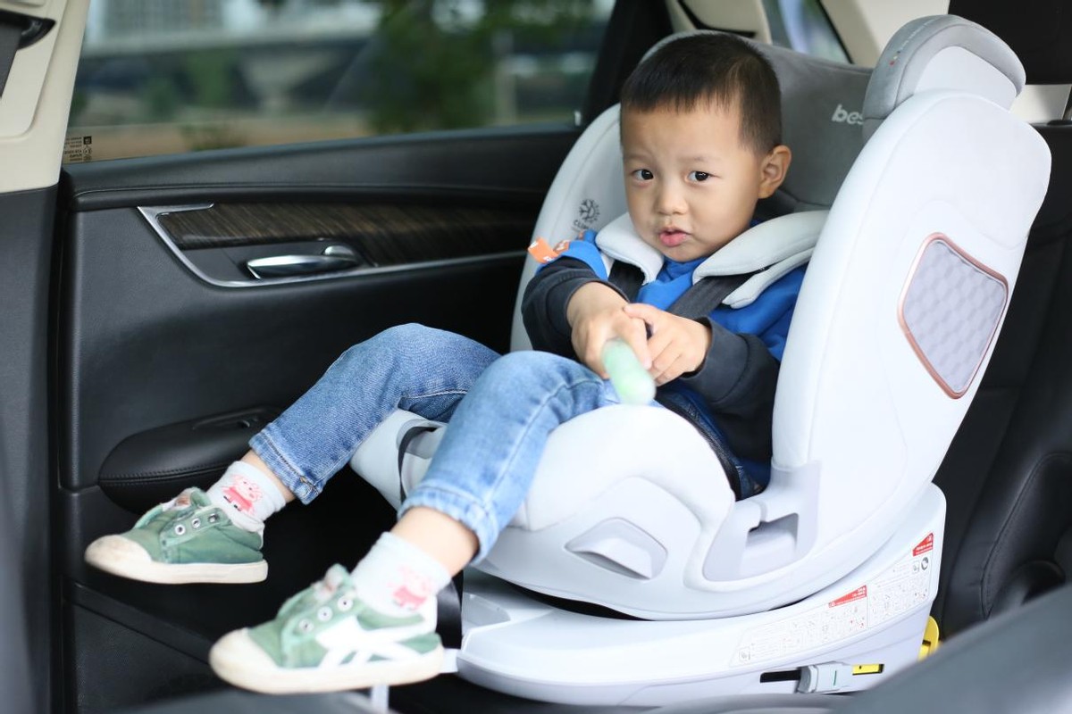 二胎两个孩子如何装安全座椅,怎样挑选儿童汽车安全座椅呢